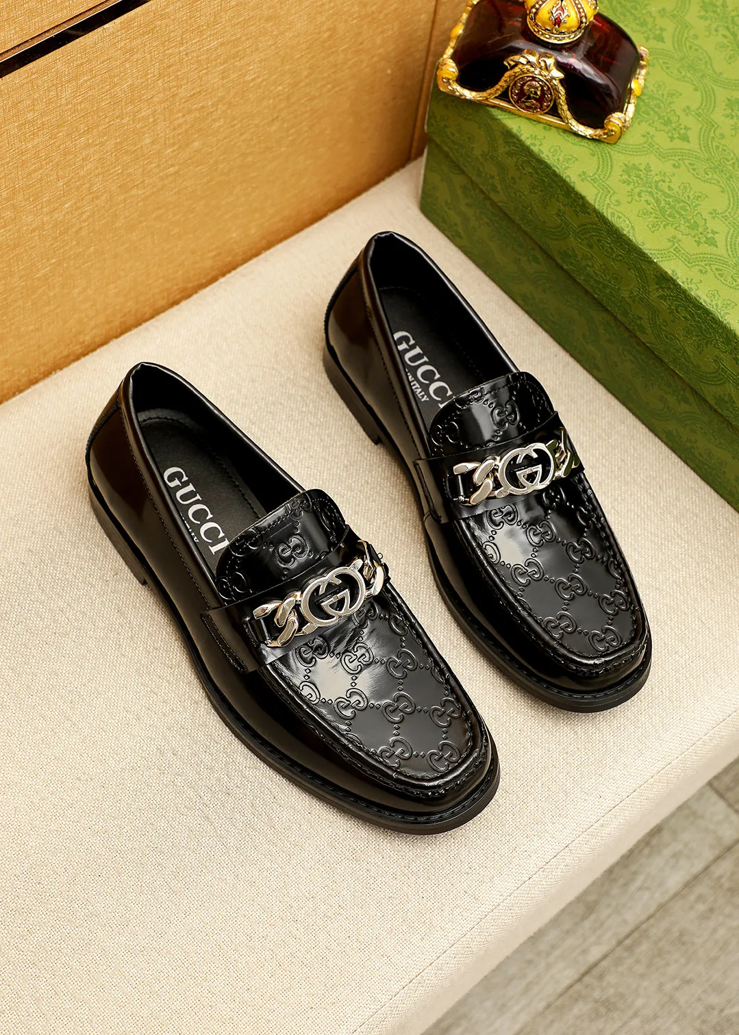 Men's shoes 💰480 💐 Product trademark: GUCCI "Gucci" casual leather shoes Regular size: 38-44 (45.46🉑️customized) Product materials: Selected imported first-layer open-edge beaded cowhide embossed upper + luxury hardware buckle, imported water-dyed cowhide leather lining. Strong three-dimensional visual effect, original outsole color: 2 colors available